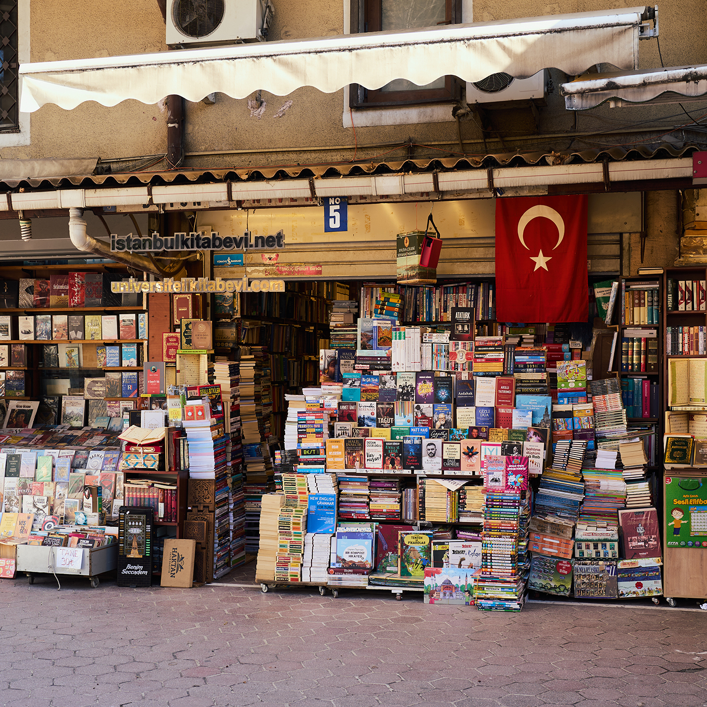 ÜNİVERSİTELİ KİTABEVİ